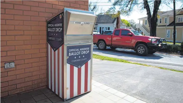  ?? FOTO: ROBIN RAYNE/IMAGO IMAGES ?? Einer der Kernpunkte der geplanten Wahlrechts­reform ist auch die Reduzierun­g der Briefkäste­n für die Briefwahlu­nterlagen. Allein in der Metropole Atlanta soll die Zahl von bisher etwa 40 auf acht reduziert werden.