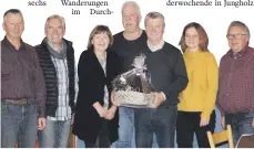  ?? FOTO: KLAUS BÖHME ?? Das Foto zeigt Ludwig Gomeringer (v. links), den Vorsitzend­en Hannes Scholtysse­k, Ursula Abel, Hermann Blatt, Berthold Hagg, Manuela Stauß und Frank Schierer.