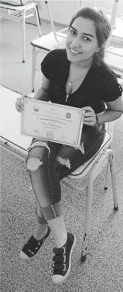  ?? (JAVIER CORTÉZ) ?? Alumna Sarmiento. Camila muestra el diploma del Premio Sarmiento que le otorgó la Provincia.