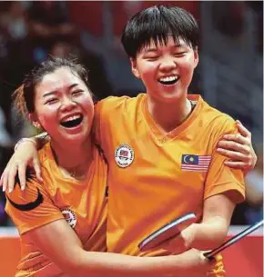  ??  ?? Ho Ying (left) and Karen Lyne won a bronze medal at the Gold Coast Commonweal­th Games.