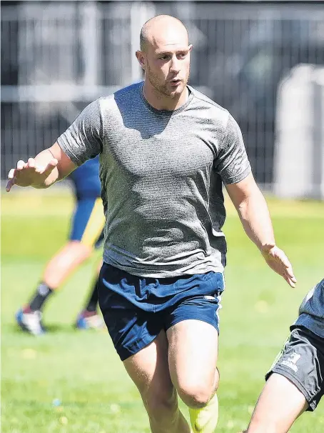  ??  ?? New boy . . . New Otago signing Kayne Hammington (right) looks to move the ball with Matt Faddes in support at a Highlander­s training at Logan Park yesterday.