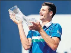  ??  ?? Hubert Hurkacz, con el trofeo que le acredita como campeón.