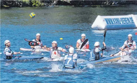  ?? FOTO: RALF POLLACK/IMAGO ?? Speed-Kanu-Polo auf der Spree: An diesem Wochenende findet in Berlin ein Festival an sportliche­n Titelkämpf­en statt.