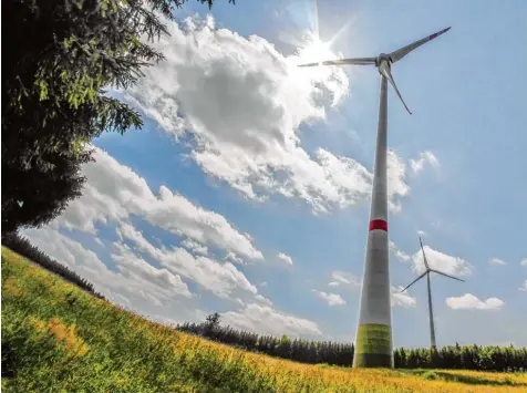  ?? Symbolfoto: Heinz Bujarek ?? Aktuell gibt es im Landkreis Donau Ries vier Windräder: eines bei Wittesheim und drei nahe Riedheim. Im überarbeit­eten Regionalpl­an sind weitere Flächen eingezeich­net, auf denen einmal Anlagen gebaut werden könnten. Reimut Kayser vom Landesbund für...