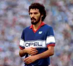  ??  ?? Sócrates Brasileiro Sampaio de Souza Vieira de Oliveira ha giocato nella Fiorentina nella stagione 1984-’85