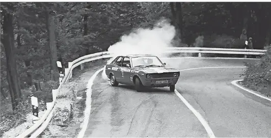  ?? FOTOS: ARCHIV / SEIDEL ?? Volker Wolfstein nahm mit einem Fiat 128 Coupe beim Klingenrin­g-Bergpreis im Jahr 1974 teil.