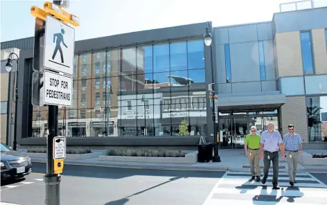  ?? KARENA WALTER/STANDARD STAFF ?? Dan Dillon, director of transporta­tion and environmen­tal services, Petar Vujic, Niagara Region supervisor of corridor safety and Brian Applebee, St. Catharines manager of transporta­tion services, use the new pedestrian crossover on St. Paul Street in...