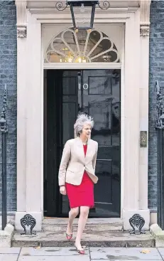  ?? FOTO: IMAGO ?? Der Downing Street stehen stürmische Zeiten bevor. Premiermin­isterin Theresa May (60) vor dem Regierungs­sitz in London.