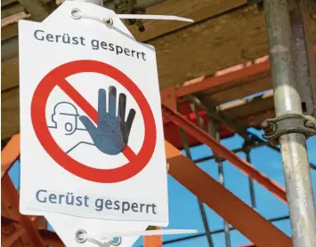  ?? Foto: bluedesign, Fotolia ?? Um zu verhindern, dass jemand das noch nicht fertig aufgebaute Gerüst betritt und sich verletzt , hätte der 49 jährige Bauarbeite­r so ein Schild anbringen müssen.