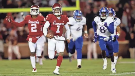  ??  ?? OKlahoma quarterbac­k Kyler Murray breaks free for a touchdown against Kansas. KEVIN JAIRAJ/USA TODAY SPORTS