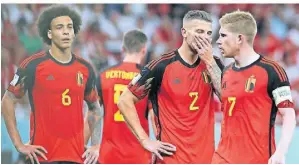  ?? FOTO: BRUNO FAHY/BELGA/DPA ?? Belgiens Axel Witsel (v.l.), Toby Alderweire­ld und Kevin De Bruyne reagierten nach der Niederlage enttäuscht und genervt.