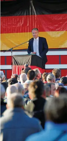  ?? ?? AfD-Landeschef Björn Höcke sprach am Montag in Gera bei einer Kundgebung auf dem Hofwiesenp­arkplatz.
FABIAN KLAUS