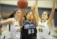  ?? JIMMY ZANOR - THE MIDDLETOWN PRESS ?? Middletown’s Jenny Barbour splits H-K defenders Ali Halligan (21) and Juliett Sasso (40) for a three-point play Wednesday night at the H-K Fieldhouse.