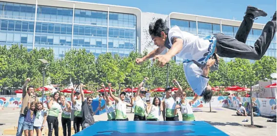  ?? Santiago filipuzzi ?? Para la capacitaci­ón en el Parque Urbano, de Puerto Madero, hubo colchoneta­s en vez de obstáculos de cemento