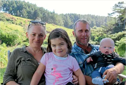  ?? WARREN SMART ?? Hayley Marsh with daughter Taya, 6, Seton Pennell and Fletcher, 5 months, sit under the shade cloth, a verdant borrowed landscape behind them.