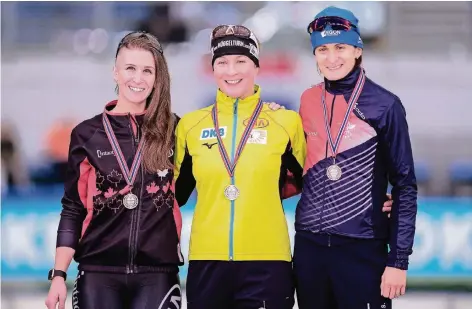  ?? FOTO: DPA ?? Lächeln für die Fotografen; von links: Ivanie Blondin (22) aus Kanada (Zweite), Siegerin Claudia Pechstein (45/Berlin) und Martina Sablikova (30/Tschechien).