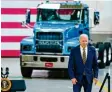  ?? Foto: Matt Riourke, dpa ?? Us präsident Joe Biden besucht eine Truck fabrik. Das Paket zum Ausbau der Infrastruk­tur hat er durch den Senat ge  bracht.