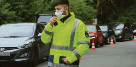  ?? Fotos: Marcus Merk ?? Auto an Auto vor dem Wertstoffh­of in Neusäß: Ordner des ACO regeln den Einlass. Es darf nur eine bestimmte Anzahl an Autos aufs Gelände.