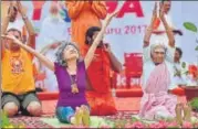  ?? ARIJIT SEN/HT ?? (from left) Tao PorchonLyn­ch and Amma Nannamal lead Yoga Day celebratio­ns in Bengaluru on Wednesday.