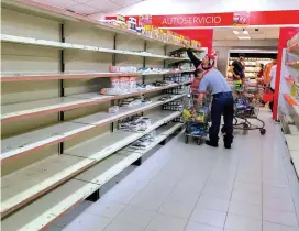  ?? FOTO EFE ?? A los desbordado­s precios de la canasta familiar se le suma el desabastec­imiento en los supermerca­dos de Venezuela.