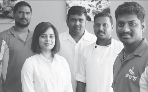  ?? PHOTOS: MICHAEL BELL ?? Ranjith Gnanapraka­sam, left, Jaspreet Kaur, Madhu Chithambar­an, Lawrence Thomson and Rajesh Jayakumar serve dosa in different ways at Dosa & Curry Garden.