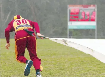  ?? Page 56 WARRAGUL AND DROUIN GAZETTE October 11 2022 ?? The wet weather wins out as Drouin’s Jack McConvill jumps into action to cover the pitch in division three.