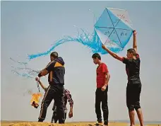  ?? Foto: Profimedia.cz ?? Další z mnoha Palestinci se chystají přes hranice Izraele vypustit draka, na němž je umístěná zápalná lahev.