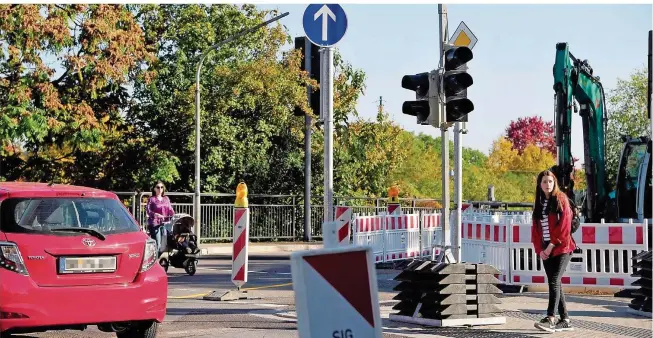  ?? FOTO: BECKER&BREDEL ?? Die Ampeln auf der Wilhelm-Heinrich-Brücke streiken. Fußgänger und Autofahrer sind verunsiche­rt, müssen sich an Verkehrsze­ichen orientiere­n.