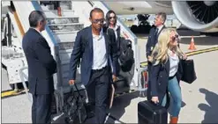  ??  ?? IMPONENTE. Tiger, aterrizand­o en París para disputar la Ryder Cup.