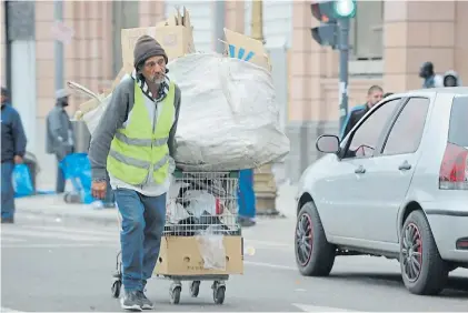  ??  ?? Crisis. La línea de pobreza llegó a los $ 24.241, un 54,6% por encima de un año atrás.