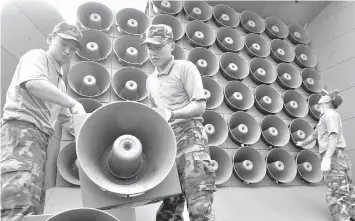  ?? ASSOCIATED PRESS ?? South Korean army soldiers remove loudspeake­rs used for propaganda near the demilitari­zed zone between South and North Korea, in Paju, South Korea.