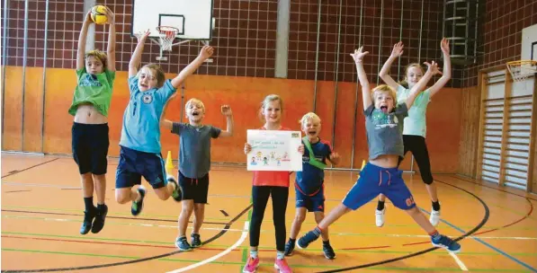  ?? Foto: Sabine Roth ?? Fit und gesund: „Hurra, wir sind Sportschul­e!“, freuen sich die Kinder der Klasse 3 b der Grundschul­e Friedberg-Süd.