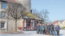  ?? FOTO: BERND ADLER ?? Stadträte sowie Vertreter von Verwaltung und der ausführend­en Firmen haben gemeinsam mit Ravensburg­s OB Daniel Rapp (Mitte) am Mittwoch den umgestalte­ten Frauentorp­latz offiziell eingeweiht.