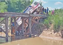  ?? ?? El obsoleto puente de madera ubicado sobre el río Tebicuary colapsó al no aguantar el paso de un camión de carga.