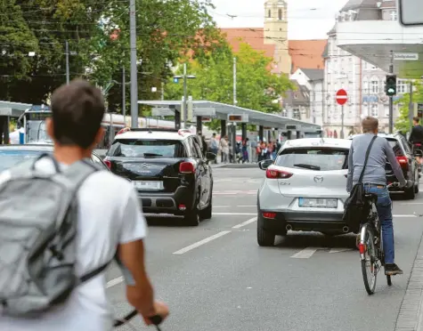  ?? Foto: Michael Hochgemuth ?? Die Kaiserhofk­reuzung – vor sieben Jahren im Zuge des Königsplat­z-Umbaus neu gestaltet – ist ein neuralgisc­her Punkt für Fahrradfah­rer. Verbesseru­ngen sind dort aufgrund des Platzmange­ls aber schwierig umzusetzen.