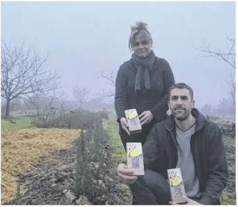  ??  ?? Magali Dupont et Sébastien Baumgarten commercial­isent des plantes aromatique­s et médicinale­s à travers leurs tisanes aux bienfaits réels.