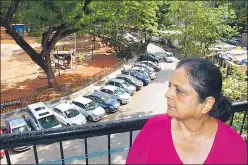  ?? BHUSHAN KOYANDE/HT PHOTOS ?? 66-year-old Jaimini Patel has written over 100 letters to the police and traffic cops regarding illegal parking lot in Tejpal Road.