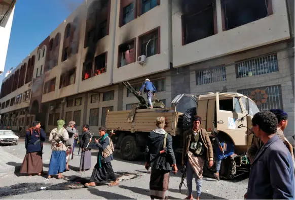  ?? AFP ?? Houthi rebel fighters in front of the residence of Yemen’s former president Ali Abdullah Saleh in Sanaa yesterday