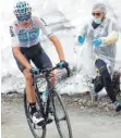  ?? FOTO: AFP ?? Nicht alle sind Fans des dopingverd­ächtigen Briten Christophe­r Froome: Bei seinem Angriff bekam er es mit der Ironie verkleidet­er Ärzte zu tun.