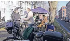  ?? FOTO: ILGNER ?? Am ADFC-Info-Stand zur Blauen Route vor dem Blauhaus: Werner Kohn und Thomas Claßen.