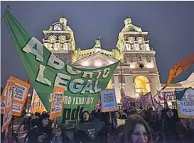  ?? (FACUNDO LUQUE) ?? Pañuelazo en Córdoba. Ayer, promotores del aborto legal se encontraro­n frente a la Catedral.