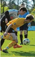  ?? Foto: Andreas Lode ?? Ins Straucheln gebracht wurden Sebasti an Sinninger (vorne) und der SC Biber bach beim 0:1 gegen den SV Gablingen (Pierre Anet).