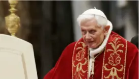  ?? GREGORIO BORGIA/AP/NTB ?? Pave Benedikt XVI kunngjør sin avgang fra 28. februar, på denne dag i 2013, på grunn av sviktende helse. Den første paven som gikk av siden 1415.