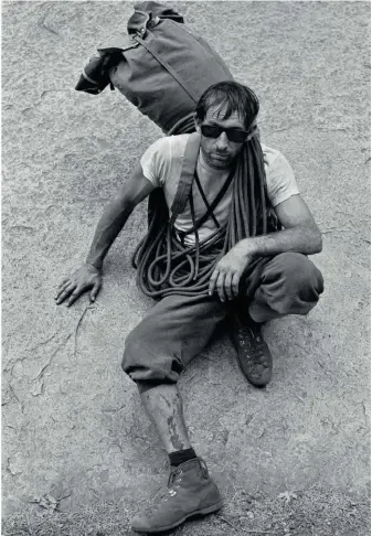  ??  ?? Wayfarer, gros sac et chaussures old school : le style Robbins au tournant des sixties.