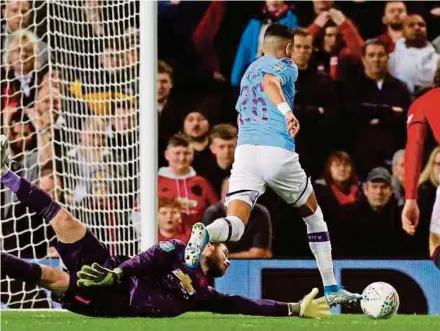  ?? REUTERS PIC ?? Manchester City’s Riyad Mahrez goes around Manchester United keeper David de Gea to score their second goal in the League Cup semi-final first leg match on Tuesday.