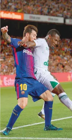  ?? — AFP ?? Barcelona’s Lionel Messi (left) vies with Chapecoens­e’s Cristian Penilla during the 52nd Joan Gamper Trophy friendly in Barcelona on August 7, 2017.