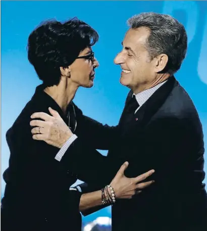  ?? HENRI SZWARC / EP ?? Rachida Dati abraza al expresiden­te Nicolas Sarkozy, referente de la derecha, en un reciente mitin