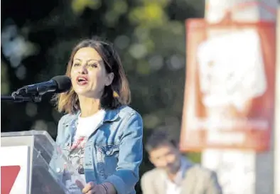  ?? JOSÉ MIGUEL CALVO ?? La eurodiputa­da de Izquierda Unida, Sira Rego, portó una camiseta en defensa de Canal Roya.