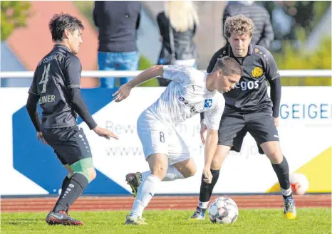  ?? FOTO: GUENTERKRA­M ?? Die einen steigen voraussich­tlich auf, die anderen dürfen in der Liga bleiben. Hier stehen sie sich gegenüber: der VfB Friedrichs­hafen (weiß) und der FC Ostrach (links: Tenshi Kleiner, rechts: Gabriel Fischer).