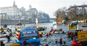  ?? Foto: Xaver Habermeier (Archivbild) ?? Buntes und reges Treiben auf der Donau in Neuburg: An diesem Wochenende steigt wieder Europas größtes Winterschw­immen, zu dem rund 2000 Hartgesott­ene in die eiskalte Donau springen.